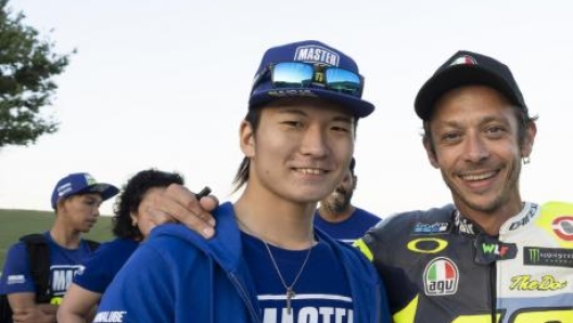 Maiki Abe, 18 anni (a destra), con Valentino Rossi