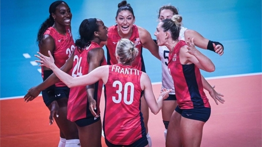 Lauren Carlini con la nazionale di volley degli Stati Uniti d'America