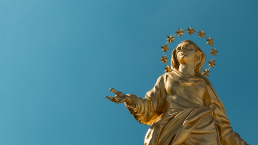 La Madonnina posta in cima al Duomo di Milano