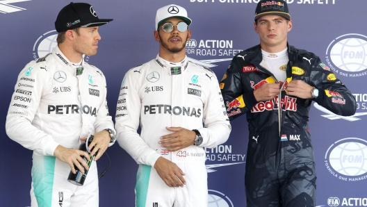 Rosberg (a sin) con Hamilton e Verstappen. AFP