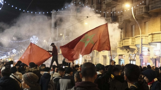 Foto LaPresse/Daniele Calabretti  06/12/2022 Torino (Italia) News  Festeggiamenti dei tifosi del Marocco in Corso Giulio Cesare(Torino).  Dicember 6, 2022 Torino (Italy)  Celebrations of Morocco fans in Corso Giulio Cesare (Turin). - Festeggiamenti Tifosi Marocco - fotografo: Daniele Calabretti