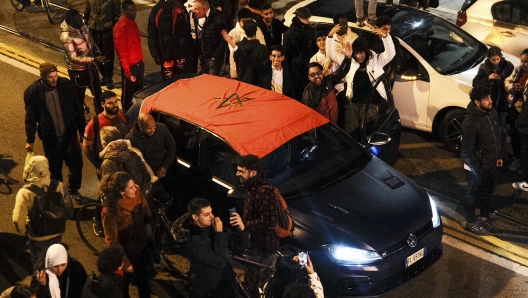 Foto LaPresse/Daniele Calabretti  06/12/2022 Torino (Italia) News  Festeggiamenti dei tifosi del Marocco in Corso Giulio Cesare(Torino).  Dicember 6, 2022 Torino (Italy)  Celebrations of Morocco fans in Corso Giulio Cesare (Turin). - Festeggiamenti Tifosi Marocco - fotografo: Daniele Calabretti