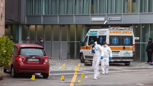 Foto Stefano Porta/LaPresse 13-12-2022 San Donato Milano, Italia - Cronaca - Omicidio davanti al Pronto Soccorso del Policlinico di San Donato. Carabinieri sul Posto   December 13, 2022 San Donato, Milan, Italy - News - Murder in front of the Emergency Department of the San Donato Polyclinic. Carabinieri on site   - Foto Stefano Porta/LaPresse  13-12-2022 San Donato Milano, Italia - Cronaca - Omicidio davanti al Pronto Soccorso del Policlinico di San Donato. Carabinieri sul Posto   - fotografo: Foto Stefano Porta/LaPresse