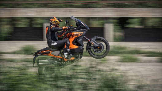 La Ktm 1290 Super Adventure S 2023 mantiene il bicilindrico da 160 Cv