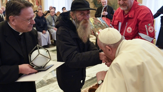 Papa Francesco durante l'udienza nel Palazzo apostolico vaticano con una delegazione del "Premio Madre Teresa", Citta' del Vaticano, 17 dicembre 2022. ANSA/ VATICAN MEDIA ++HO - NO SALES EDITORIAL USE ONLY++