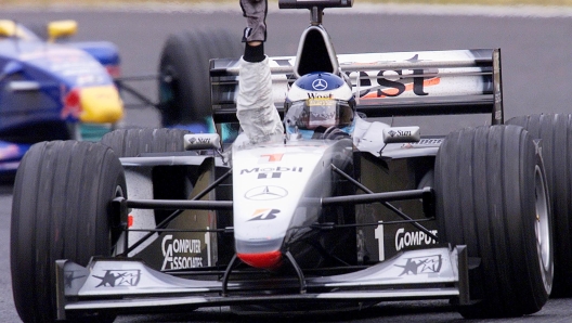 Defending champion Finnish driver Mika Hakkinen raises his fist in the air as he wins the Formula One Japanese Grand Prix in Suzuka 31 October 1999.  Hakkinen won the race with 1 hour 31 minutes 18.785 seconds and clinched the driver's title.   (ELECTRONIC IMAGE)    AFP PHOTO/Toru YAMANAKA