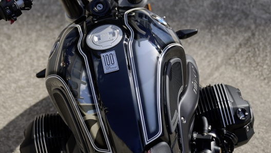 Il serbatoio della R nineT "100 Years" con il badge identificativo