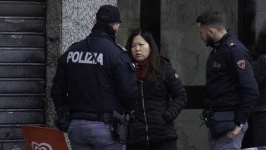 La moglie del titolare del bar ucciso nel quartiere Corvetto alla periferia di Milano, 19 dicembre 2022. Sul posto è intervenuta la polizia. L'allarme è stato dato intorno alle 7.15. Al momento non è ancora stata ricostruita la dinamica del fatto di sangue. ANSA/ANDREA FASANI