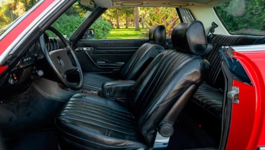 Gli interni in pelle nera della Mercedes di Maradona (foto Bonhams)