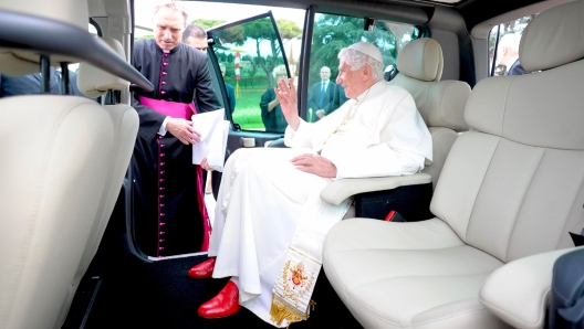 Joseph Ratzinger a bordo del Kangoo Maxi Z. E.