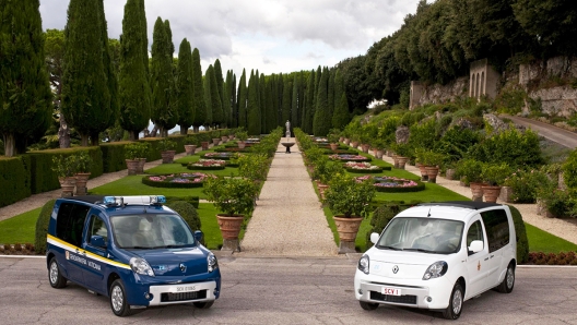 Le due renault Kangoo Maxi Z. E. nella villa pontificia di Castel Gandolfo