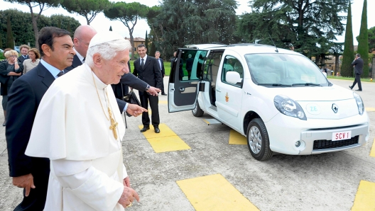 Joseph Ratzinger alla consegna delle Kangoo Maxi Z. E. , il 6 settembre 2012