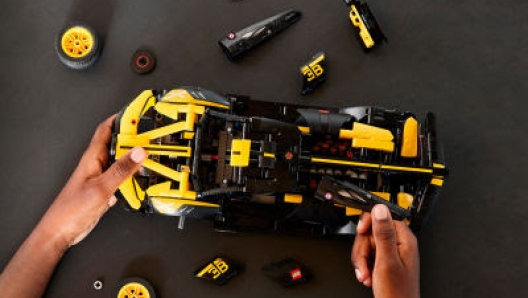 La Bugatti più estrema, la Bolide da pista, diventa un Lego Technic