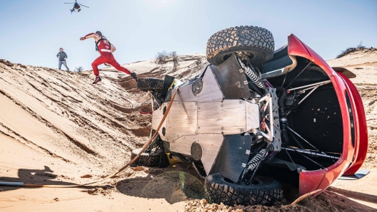 Sebastien Loeb ribaltato nella quinta tappa