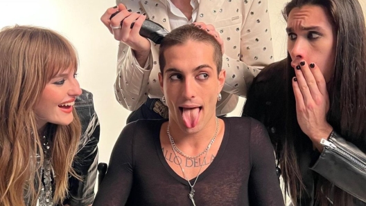 Damiano dei Maneskin si rade a zero e sui social i fan si ribellano