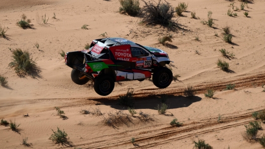 Yazeed Al Rajhi in azione con la Toyota Hilux. AFP