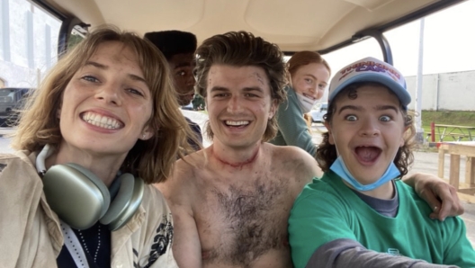 Maya Hawke e Joe Kerry dietro le quinte di Stranger Things