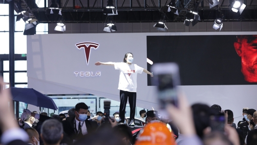 Una protesta contro Tesla al salone dell'auto di Shanghai del 2021