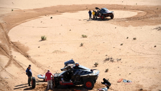 In primo piano l'Audi di Sainz, dietro quella di Peterhansel Afp