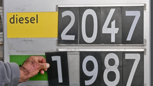 Prezzi dei carburanti esposti dai distributori a Napoli con il prezzo che in alcuni casi ha superato ampiamente i due euro al litro sia per il  super che per il  diesel, 3 gennaio 2023  ANSA / CIRO FUSCO