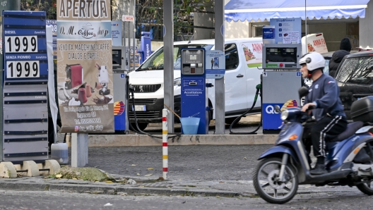 Prezzi dei carburanti esposti dai distributori a Napoli con il prezzo che in alcuni casi ha superato ampiamente i due euro al litro sia per il  super che per il  diesel, 3 gennaio 2023  ANSA / CIRO FUSCO