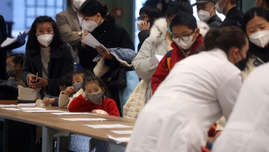 Alcuni viaggiatori provenienti dalla Cina si sottopongono al test per rilevare lÂ?infezione da Covid al loro arrivo presso lÂ?aeroporto di Milano Malpensa, 29 Dicembre 2022. ANSA / MATTEO BAZZI