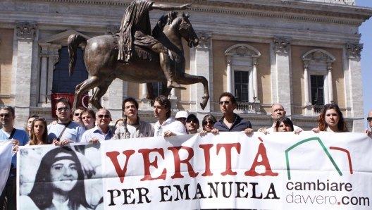 Pietro Orlandi, a Piazza del Campidoglio, durante  la marcia per Emanuela Orlandi, che giungera' a San Pietro, per ricordare la petizione lanciata a Benedetto XVI per fare luce sul rapimento di Emanuela Orlandi. Citta' del Vaticano, 27 Maggio 2012. ANSA//SERENA CREMASCHI