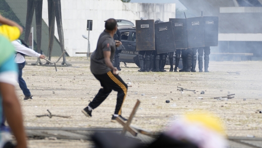 Supporters of Brazil's former president Jair Bolsonaro clash with police as they storms the Planalto Palace in Brasilia, Brazil, Sunday, Jan. 8, 2023. Planalto is the official workplace of the president of Brazil. (AP Photo/Eraldo Peres)