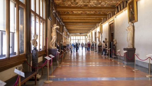 Coda, a Firenze, per la riapertura degli Uffizi, 03 giugno 2020. E' stato il direttore del museo fiorentino Eike Schmidt ad aprire il portone ai primi visitatori della Fase 2. Alcune persone sono venute per l'occasione da fuori Toscana nel primo giorno di via libera ai viaggi tra le regioni. ANSA/CLAUDIO GIOVANNINI