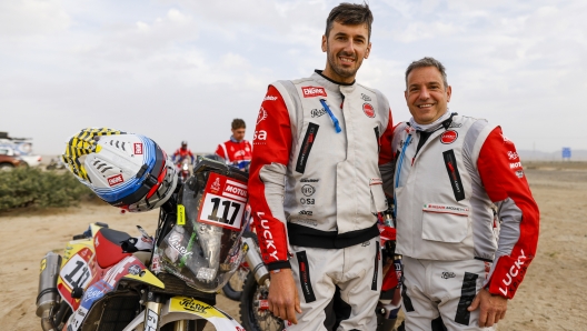 Ottavio Missoni (a sin) con Cesare Zacchetti e la MV Agusta impiegata alla Dakar