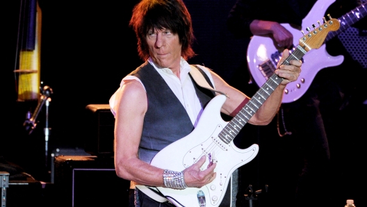 (FILES) This file photo taken on October 20, 2013 shows British guitarist Jeff Beck performing at the Greek Theatre in Los Angeles, California. - Beck died on January 11, 2023 at the age of 78, according to his official website. (Photo by KEVIN WINTER / GETTY IMAGES NORTH AMERICA / AFP)