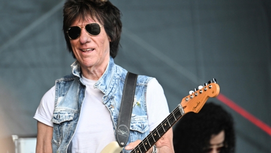 epa10022744 British rock guitarist Jeff Beck performs on stage at the  Helsinki Blues Festival, Finland, 19 June 2022.  EPA/KIMMO BRANDT