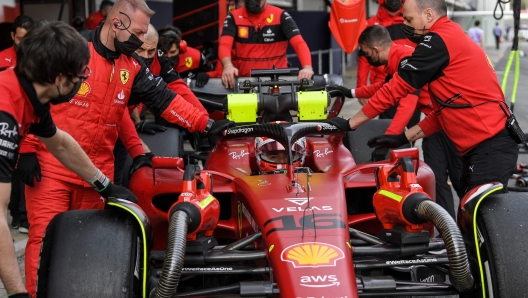 I meccanici intorno alla Ferrari di Charles Leclerc. AFP