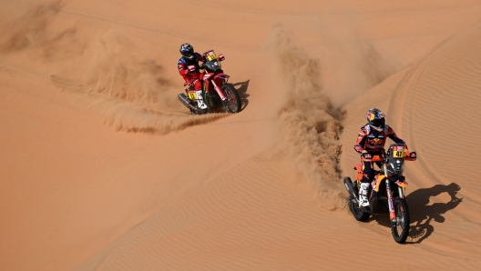 Argentina's biker Kevin Benavides rides in front Honda's Chilean biker Jose Ignacio Florimo Cornejo during the Stage 10 of the Dakar 2023, between Haradh and Shaybah, Saudi Arabia, on January 11, 2023. (Photo by FRANCK FIFE / AFP)