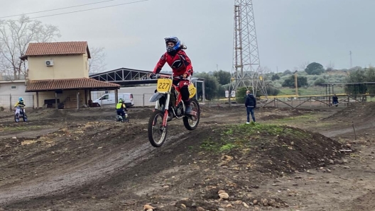 L'attrice in sella alla sua moto da cross