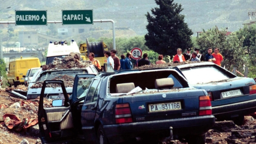 Le foto realizzate da Franco Lannino, 63 anni, il primo fotoreporter dell'ANSA giunto sul luogo della strage dove morirono il giudice Giovanni Falcone, la moglie Francesca Morvillo, anche lei magistrato e gli agenti di scorta, Vito Schifani, Rocco Dicillo e Antonio Montinaro e dove rimasero ferite 23 persone, fra le quali gli agenti Paolo Capuzza, Angelo Corbo, Gaspare Cervello e l'autista giudiziario Giuseppe Costanza. ANSA/FRANCO LANNINO