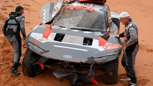 Carlos Sainz (a destra) dolorante dopo l'incidente con la sua Audi alla Dakar. AFP