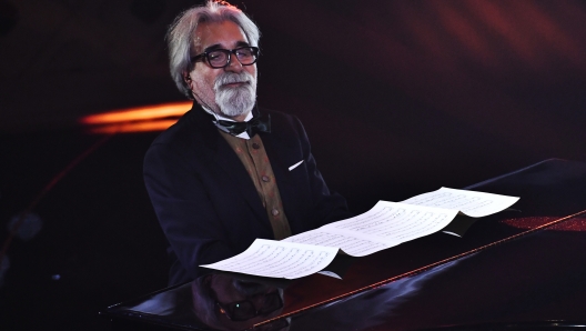 Foto Matteo Rasero/LaPresse  04 Febbraio 2022 Sanremo, Italia  Spettacolo  Festival di Sanremo 2022, quarta serata. Nella foto: Beppe Vessicchio   Photo Matteo Rasero/LaPresse  February 04, 2022 Sanremo, Italy  Entertainment  Sanremo Music Festival 2022, fourth evening. In the photo: Beppe Vessicchio