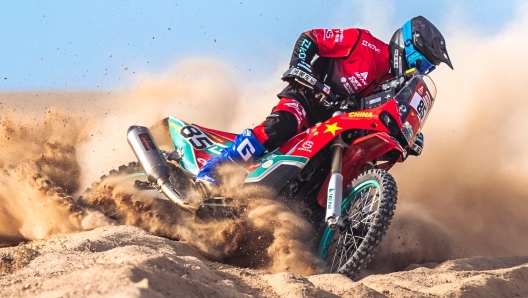 Il cinese Liansong in azione alla Dakar 2022 con il team ufficiale Kove