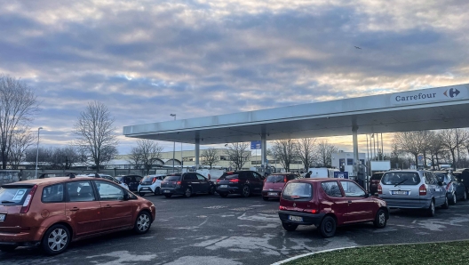 Foto Sara Sonnessa/LaPresse 24-1-2023 Torino, Italia - Cronaca -Coda ai benzinai in vista dello sciopero. Nella foto:macchine in coda January 24, 2023 Turin Italy  News Cars waiting at Petrol distribution . In the photo:cars by queque - in vista dello sciopero dei distributori di carburanti, le macchine si mettono in coda per fare rifornimento.   - fotografo: sara sonnessa