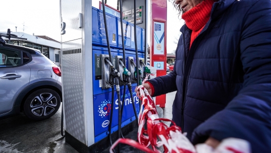 I nastri a chiudere le pompe di benzina a causa dello sciopero dei benzinai contro il decreto trasparenza per il caro carburante. A poche ore dall'inizio, il 24 gennaio 2023, i distributori di benzina a Torino si preparano alla mobilitazione nazionale ANSA/JESSICA PASQUALON