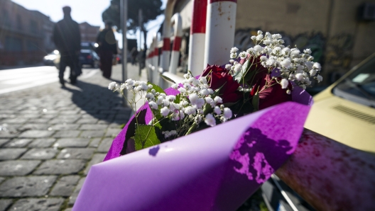 Il luogo dell'incidente in cui hanno perso la vita cinque ragazzi, dopo che l'auto su cui viaggiavano si e' ribaltata in via Nomentana a Fonte Nuova, 27 gennaio 2023. ANSA/ANGELO CARCONI