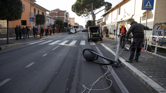 Il luogo dell'incidente in cui hanno perso la vita cinque ragazzi, dopo che l'auto su cui viaggiavano si e' ribaltata in via Nomentana a Fonte Nuova, 27 gennaio 2023. ANSA/ANGELO CARCONI