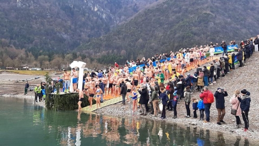 Il tuffo della Merla sul lago di Ledro - Facebook/Il tuffo della merla