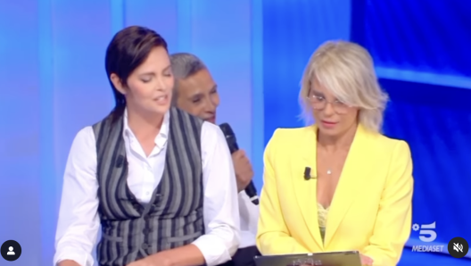 Charlize Theron e Maria De Filippi nella puntata di C'è posta per te