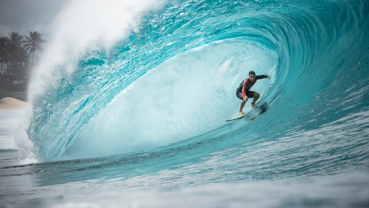 Koa Rothman a Pipeline in un tubo profondissimo. Ph ©Federico Vanno/Liquid-Barrel