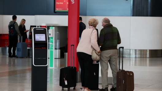 Una coppia lascia il figlio in aeroporto