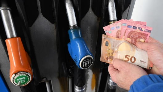 STAZIONE DI SERVIZIO AREA RIFORNIMENTO CARBURANTE POMPA DI BENZINA BENZINAIO DIESEL RINCARO RINCARI AUMENTO PREZZO PREZZI CARO - CARO CARBURANTI - fotografo: DE GIGLIO IMAGOECONOMICA