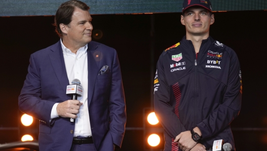 Il Ceo di Ford Jim Farley (a sin) con Max Verstappen. AP