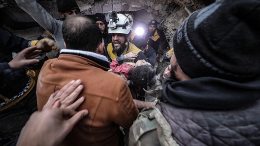 Una bambina di nome Jana salvata dalle macerie della sua casa a Jenderes, a nord di Aleppo, il 7 febbraio 2023. +++ATTENZIONE LA FOTO NON PUO' ESSERE PUBBLICATA O RIPRODOTTA SENZA L'AUTORIZZAZIONE DELLA FONTE DI ORIGINE CUI SI RINVIA+++ +++NO SALES - NO ARCHIVE +++NPK+++